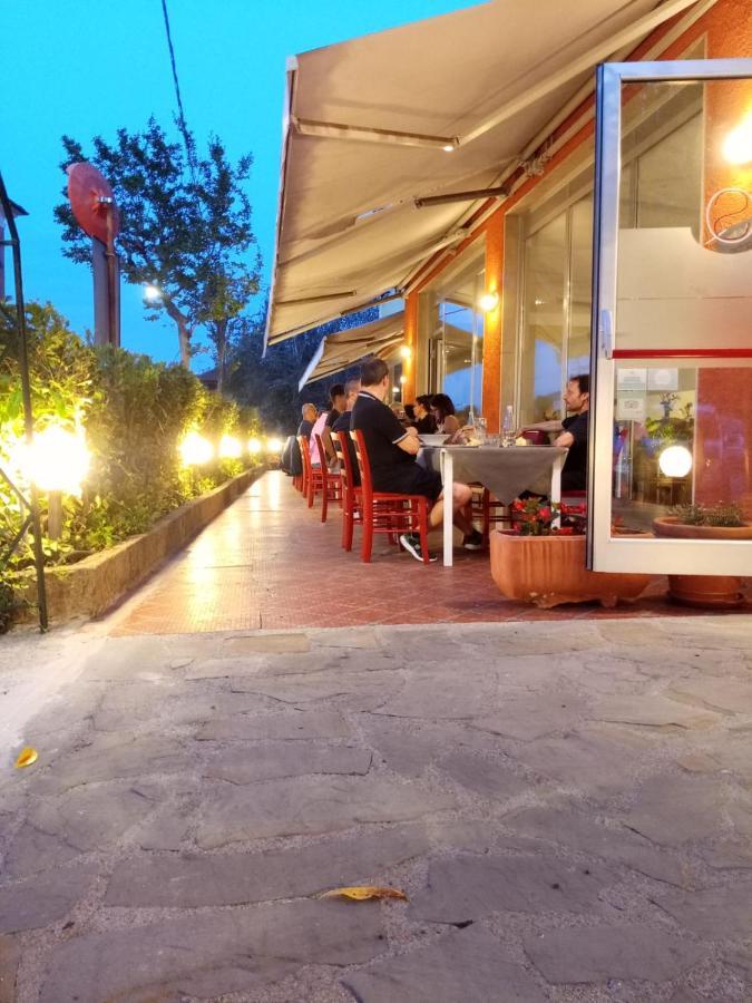 Hotel San Quirico Locanda Ristorante Pizzeria à Barbarasco Extérieur photo